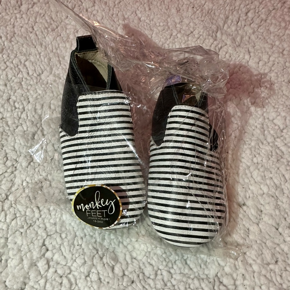 Black & white moccasins🌺